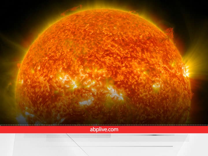 ज्येष्ठ मास (Jyeshta Month 2022) जीवन में जल के महत्व को भी बताता है. ज्येष्ठ मास की दूसरे पक्ष यानि शुक्ल पक्ष में गर्मी अधिक पड़ती है. निर्जला एकादशी का व्रत भी ज्येष्ठ मास की शुक्ल पक्ष की एकादशी तिथि को होता है. ये व्रत जल के महत्व को बताता है. ज्येष्ठ मास में अनुशासित जीवन शैली को अपना चाहिए, इस मास में धर्म कर्म भी विशेष महत्व है. इस मास में कुछ कार्यों को करने से भगवान विष्णु का आशीर्वाद प्राप्त होता है.