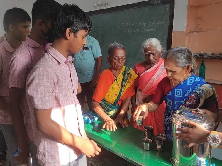 ’ஆதரவு இல்லையென்றாலும் அன்புண்டு’ - மாணவர்களின் பசியாற்றும் மூதாட்டிகளின் நெகிழ்ச்சிக் கதை..!