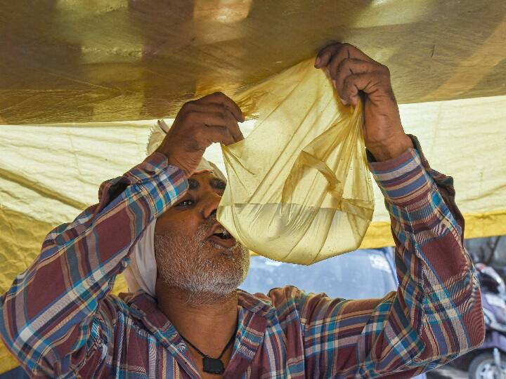 राष्ट्रीय राजधानी में शनिवार को ताजा पश्चिमी विक्षोभ के कारण गरज के साथ छींटे पड़ने और तेज हवाएं चलने, रविवार को हल्की बारिश होने की संभावना है, जिससे सप्ताहांत में तापमान 40 डिग्री सेल्सियस तक नीचे आने का अनुमान है.