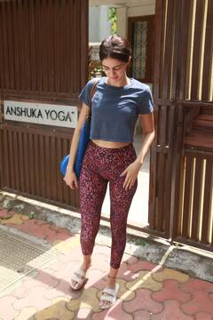 Spotted: सोती आँखों में घर से बहार निकलीं Soha Ali Khan और Ananya Panday, बिन मेकअप कैसा लगा आपको इनका लुक?