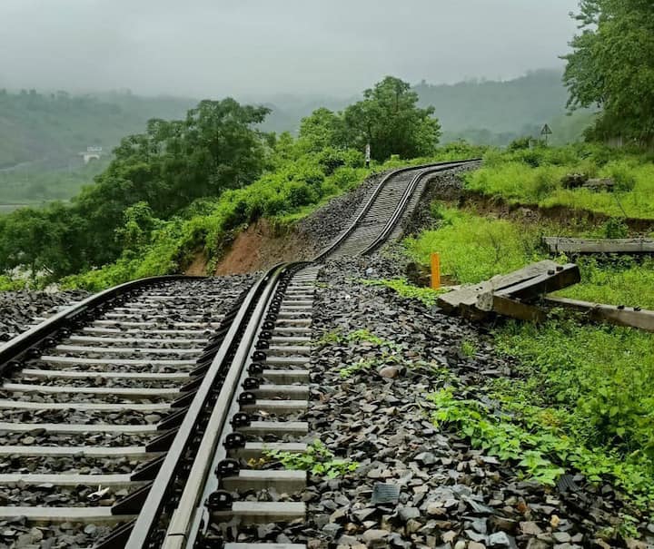 প্রবল ঝড় বৃষ্টি, তার সঙ্গে ব্যাপক ধস। বিপর্যস্ত প্রতিবেশী রাজ্য অসম। ভারী বৃষ্টিপাতের কারণে জাতীয়সড়ক এবং পাঁচটি রাজ্যসড়ক ক্ষতিগ্রস্ত। বিভিন্ন অঞ্চলে বিদ্যুৎ ও মোবাইল সংযোগ নেই। ছবি সৌজন্যে- পিটিআই