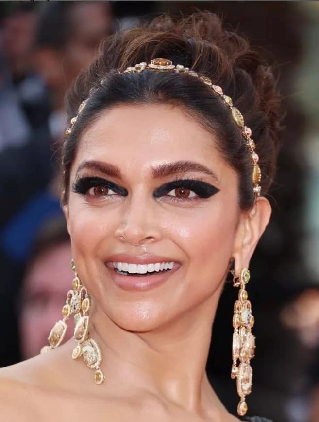 दीपिकाच्या या लूकला प्रेक्षकांची पसंती मिळाली आहे.   (deepika padukone/instagram)