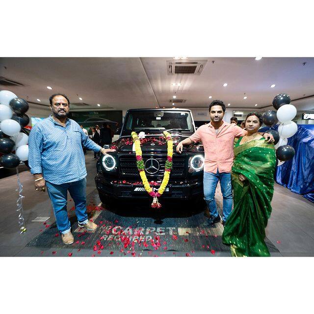ఈ ఫొటోలు చూసిన అభిమానులు విశ్వక్ సేన్ కి అభినందనలు చెబుతున్నారు. (Photo Courtesy: Vishwak Sen Instagram)