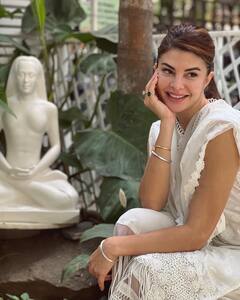 Photos: Jacqueline Fernandez ने सफ़ेद लिबास में फ्लॉन्ट किया देसी लुक, सादगी भरे अंदाज पर फैंस लुटा रहे प्यार