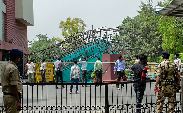 पुलिस अधिकारी ने जानकारी देते हुए बताया कि आलिम और फैजान नामक श्रमिक इमारत की रंगाई पुताई के लिए मचान पर चढ़े थे, लेकिन अचानक गिर गए.