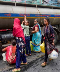 In Pics: दिल्ली के लक्ष्मी नगर इलाके में पानी के लिए लगी लोगों की भीड़, तस्वीरें आईं सामने