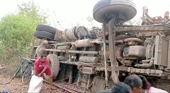 सीमेंट से भरे ट्रक के चालक का शव अंदर बुरी तरह से फंसा हुआ था. सिर भी अलग होकर अंदर चिपका हुआ था. इसके बाद पुलिस ने 2 JCB मौके पर बुलाई. लेकिन काफी मशक्कत के बाद भी ट्रक के सामने के हिस्से को अलग नहीं किया जा सका. इस पर तीसरी JCB मंगवाकर इसे हटवाया गया.इन सब में करीब 6 घंटे लग गए. दोनों शवों को पोस्टमार्टम के लिए भेजा गया है.