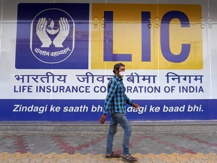 LIC Share Price Down by 10 Percent from IPO Price LIC Stock Price Falls for 3rd Straight Day LIC Share Price : एलआयसीच्या गुंतवणुकदारांना मोठा फटका; शेअर दरात मोठी घसरण