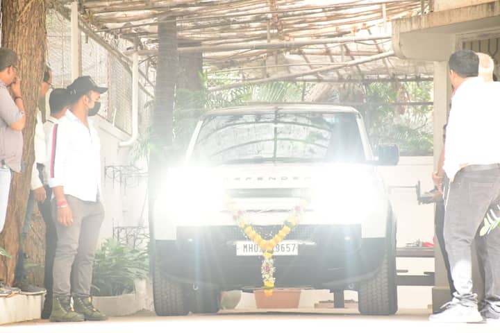 सनी की कार का क्लासी लुक देखकर उनके फैंस दीवाने हो गए हैं. उनकी कार की तस्वीरें वायरल हो रही हैं.