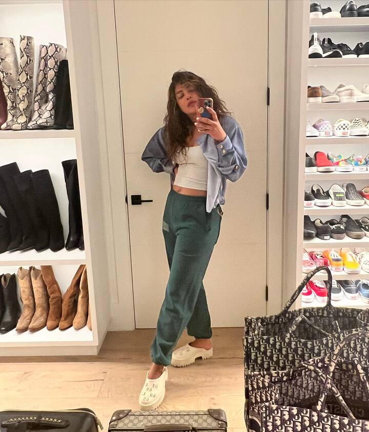 या सीरिजच्या शूटिंगमध्ये प्रियांका सध्या व्यस्त आहे. काही दिवसांपूर्वी प्रियांकानं या वेब सीरिजच्या सेटवरील फोटो सोशल मीडियावर शेअर केला होता.(photo:priyankachopra/ig)