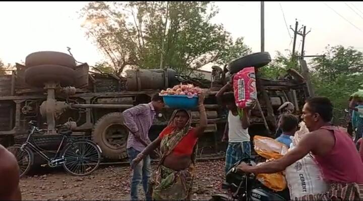 जबकि दूसरा ट्रक जोकि प्याज से भरा था वो बुरी तरह से क्षतिग्रस्त हो गया और उसका चालक कवर्धा में पिपरिया के ग्राम इंदौरी निवासी पीलू साहू और हेल्पर तुलाराम साहू गंभीर रूप से घायल हो गए. ट्रक पलटते ही प्याज सड़क पर प्यार फैल गए. उसे लूटने के लिए लोगों की भीड़ जुट गई. किसी ने घायल की मदद करने का प्रयास भी नहीं किया. इस बीच सूचना मिलने पर पुलिस पहुंची और चालक व हेल्पर को बाहर निकाला, पर तब तक पीलू साहू की मौत हो चुकी थी.