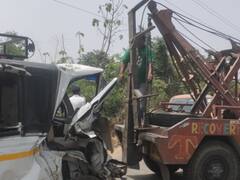 Basti News: बस्ती में स्कूल वैन और कार की आमने-सामने हुई टक्कर, दो छात्राओं की हालत गंभीर