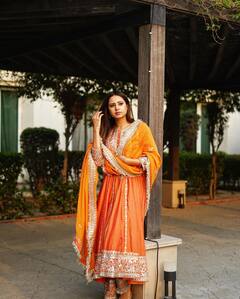 Sargun Mehta Latest Photos: ऑरेंज सूट में पंजाबी एक्ट्रेस Sargun Mehta ने ढाया कहर, अदाओं से लूटी महफिल