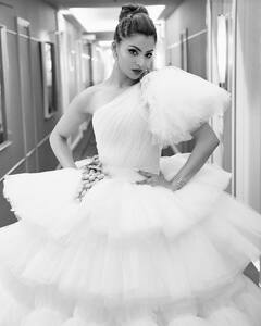 Urvashi Rautela Cannes 2022: व्हाइट रफल गाउन में उर्वशी रौतेला ने खींचा हर किसी का ध्यान, ग्लैमरस फोटोज से हटा नहीं पाएंगे नजर