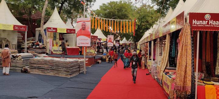 मदरसों के अनुदान रोकने पर मुख्तार अब्बास नकवी ने कहा कि हमारा फोकस फॉर्मल एजुकेशन पर है.