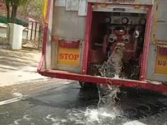 Churu Weather News: चूरू में कहर बरपा रही गर्मी, राहत देने के लिए सड़कों पर किया जा रहा छिड़काव