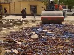 Auraiya News: फिल्मी अंदाज में औरैया में लाखों की शराब पर चलवाया रोड रोलर, कोर्ट के आदेश पर एसपी ने उठाये ये कदम