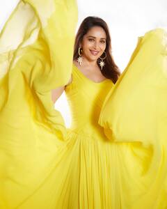 55 की उम्र में भी कैसे इतनी हसीन दिखती हैं माधुरी दीक्षित, ये हैं एक्ट्रेस के ब्यूटी टिप्स