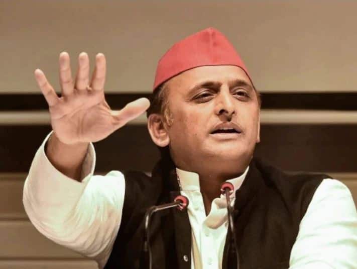 वाराणसी की ज्ञानवापी मस्जिद (Gyanvapi Masjid) को लेकर समाजवादी पार्टी (Samajwadi Party) के अध्यक्ष और विधानसभा में नेता प्रतिपक्ष अखिलेश यादव ने बीजेपी सरकार (BJP Government) को घेरते हुए कहा कि ज्ञानवापी जैसी घटनाओं का जानबूझकर बीजेपी और उसके सहयोगियों को द्वारा भड़काया जा रहा है. उन्होंने कहा कि बीजेपी के पास महंगाई और बेरोजगारी जैसे मुद्दों का जवाब नहीं है इसलिए इस तरह के मुद्दे उठाए जा रहे हैं. अखिलेश ने कहा कि, BJP ने हेट कैलेंडर बना रखा है उसी पर काम हो रहा है.