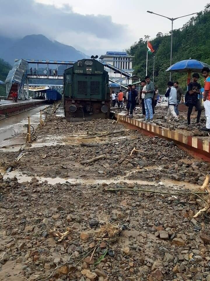 Floods situation in Assam : पुरामुळे आसाममध्ये जनजीवन विस्कळीत, अनेक ठिकाणी भूस्खलन, वाहतूक विस्कळीत 