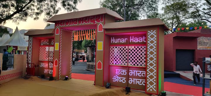 केंद्रीय मंत्री ने कही कि आगरा से पहले मुंबई में आखिरी हुनर हाट का आयोजन हुआ था. सभी धर्म, क्षेत्र के लोग कौशलवान लोग यहां दिखाई पड़ेंगे.