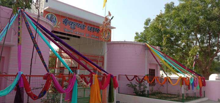 वहीं चारदीवारी का बीड़ा नगर पालिका के हारून खत्री के कार्यकाल ने उठाया. उनके द्वारा 500 फीट चारदीवारी और 300 फीट से अधिक की चारदीवारी का निर्माण नगर पालिका अध्यक्ष मुश्ताक खान के द्वारा बनाई गई. वहीं बैठने के लिए आरामदायक सीमेंटेड कुर्सियां हारून खत्री ओर भामाशाहों द्वारा लगवाई गई है.
