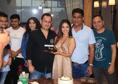 In Pics: 'janhit mein jaari'ની ટીમ સાથે નુસરત ભરૂચાએ મનાવ્યો જન્મદિવસ, સામે આવી તસવીરો