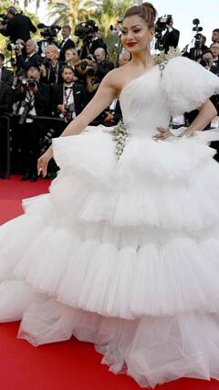 Urvashi Rautela Cannes 2022: ਕਾਨਸ ਫਿਲਮ ਫੈਸਟੀਵਲ ਦੌਰਾਨ ਵ੍ਹਾਈਟ ਰਫਲ ਗਾਊਨ 'ਚ ਉਰਵਸ਼ੀ ਰੌਤੇਲਾ ਦਾ ਦਿਲਕਸ਼ ਅੰਦਾਜ਼