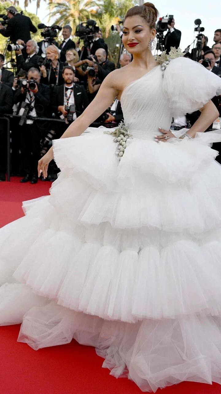 ਉਰਵਸ਼ੀ ਰੌਤੇਲਾ ਰੈੱਡ ਕਾਰਪੇਟ 'ਤੇ ਗਲੈਮਰਸ ਵ੍ਹਾਈਟ ਕਲਰ ਦੇ ਗਾਊਨ 'ਚ ਨਜ਼ਰ ਆਈ। ਇਸ ਲੁੱਕ 'ਚ ਹਰ ਕੋਈ ਉਰਵਸ਼ੀ ਨੂੰ ਹੀ ਦੇਖਦਾ ਰਿਹਾ।