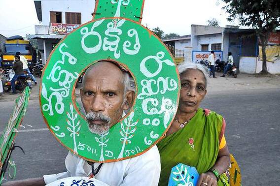 Vanjeevi Ramaiah Road Accident: రోడ్డు దాటుతుండగా వచ్చి ఢీకొన్నారు | ABP Desam