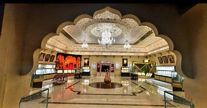 यहां सैलानियों के लिए ऑडियो गाइड सुविधा होगी. एंट्री के दौरान एप्लीकेशन इंस्टॉल कर विजिटर्स म्यूजियम के विभिन्न हिस्सों की जानकारी मोबाइल में ही सुन सकेंगे. विजिटर्स हिंदी, इंग्लिश, स्पैनिश, फ्रेंच के अलावा तमिल व तेलुगू में जानकारी ले सकेंगे. यहां विजिटर्स को हैड फोन दिए जाएंगे. जिससे विजिटर को आसानी से हर चीज समझ आ सके.