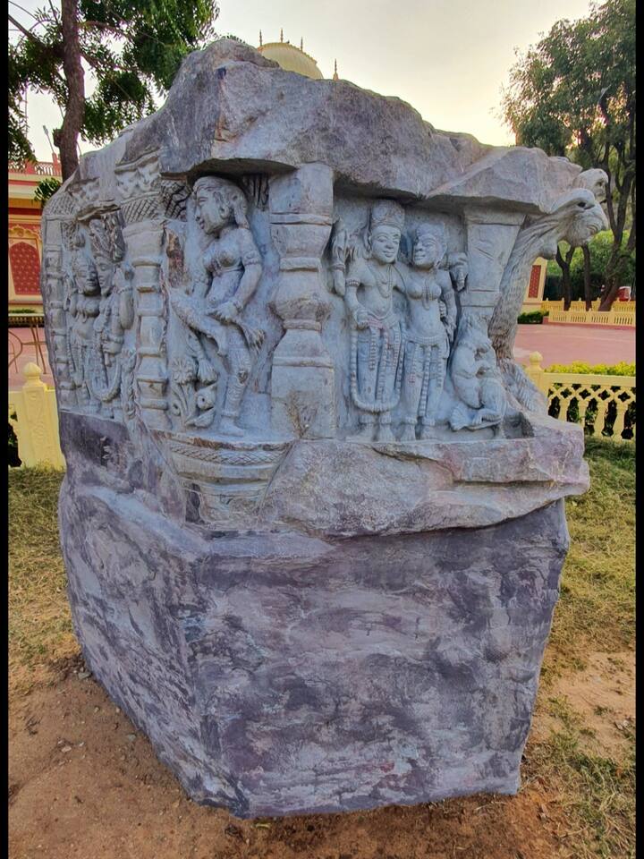 जेम स्टोन और गहनों पर आधारित ये म्यूजियम देशी-विदेशी सैलानियों के लिए सौगात होगी. हर उम्र के सैलानियों को ध्यान में रखकर यहां विभिन्न अट्रेक्शंस तैयार किए हैं. मिनी थिएटर में 9:30 मिनट की फिल्म से लेकर 400 से अधिक प्रकार के 20 हजार से अधिक जेम्स से तैयार की हुई ज्वेलरी दिखाई गई है.