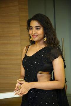 Shivatmika Photos: నల్ల చీరలో 'దొరసాని'లా వెలిగిపోతోన్న శివాత్మిక