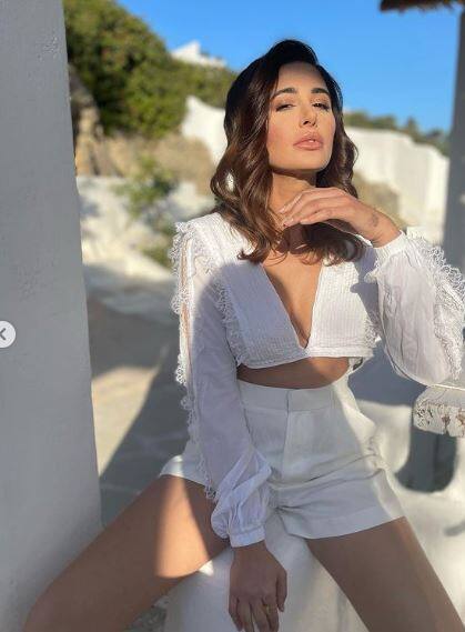 यहां बता दें कि नरगिस फाखरी बीते कुछ सालों से हिंदी फिल्मों से गायब हैं. लेकिन उन्होंने फिल्म 'रॉकस्टार' के साथ बॉलीवुड में एक धमाकेदार एंट्री की थी. इसमें वो रणबीर कपूर के साथ नजर आईं थी.