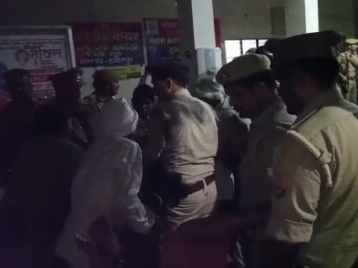 Hamirpur Rath Kotwali Uttar Pradesh Due to beating of police youth admitted to hospital ANN हमीरपुर में पुलिस पर युवक को बेरहमी से पीटने का आरोप, पुलिस ने दी ये सफाई