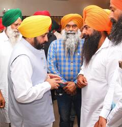 ਸੀਐਮ ਭਗਵੰਤ ਮਾਨ ਇੰਝ ਆਏ ਕਿਸਾਨ ਲੀਡਰਾਂ ਨਾਲ ਪੇਸ਼, ਮੀਟਿੰਗ ਤੋਂ ਬਾਅਦ ਪਾਈਆਂ ਜੱਫੀਆਂ