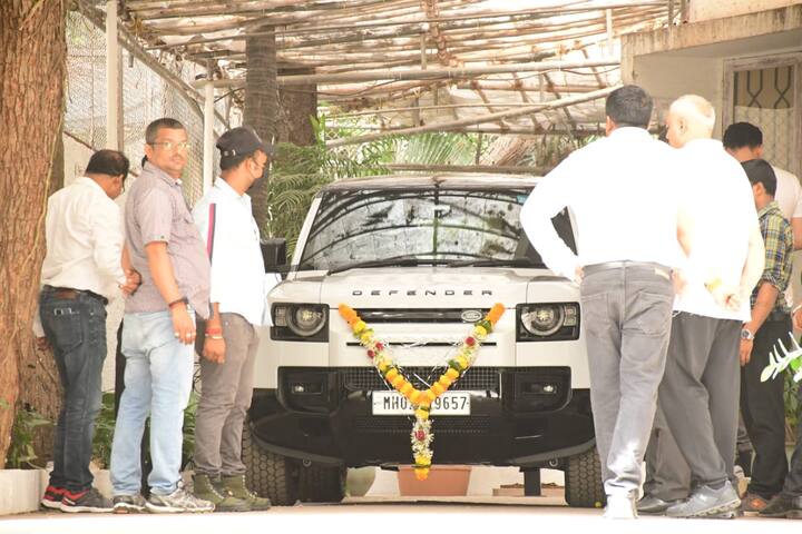 फोटोज में सनी कार की पूजा करते हुए नजर आ रहे हैं.