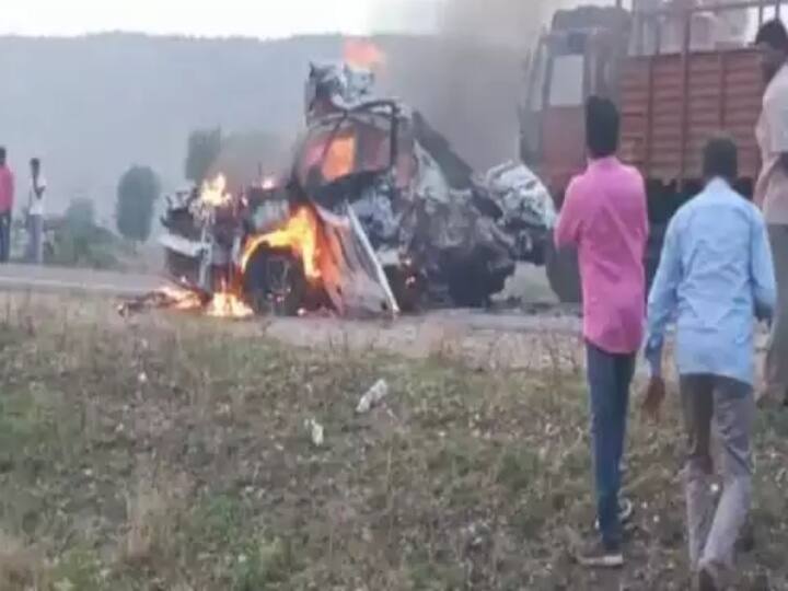 Prakasam district road accident car lorry accident three burnt in fire Prakasam Road Accident : ప్రకాశం జిల్లాలో ఘోర రోడ్డు ప్రమాదం, ముగ్గురు మిత్రులు సజీవదహనం
