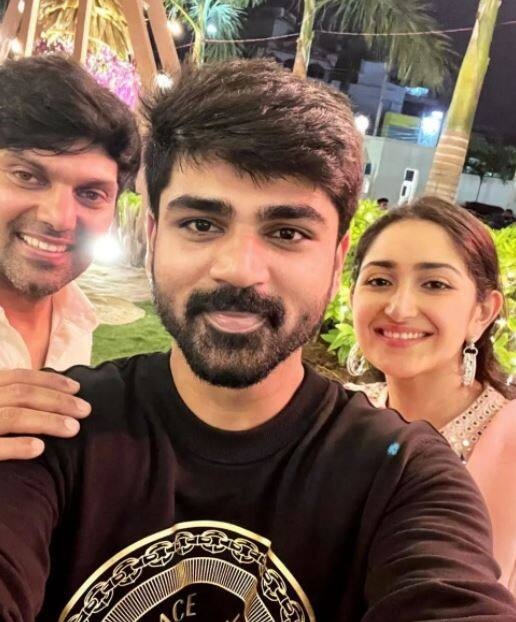 நிகழ்ச்சியில் ஆர்யா மற்றும் சாயிஷா கலந்து கொண்டனர்