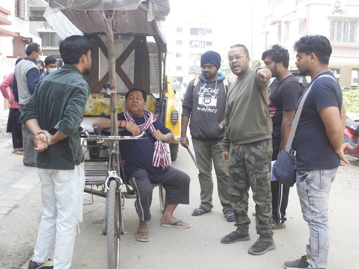 ছবিতে পূজার ভূমিকায় অভিনয় করছেন ইন্দ্রাণী সাহা। পূজার বাবার ভূমিকায় দেখা যাবে খরাজ মুখোপাধ্যায়কে। পূজার শ্বশুরের ভূমিকায় অভিনয় করেছেন রাজেশ শর্মা। শকুনের ভূমিকায় রয়েছেন পার্থসারথি চক্রবর্তী।