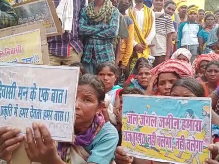 प्रदर्शनकारियों का आरोप है कि वनक्षेत्र अंतर्गत कई जगह पर दर्जनभर से अधिक बाहरी लोगों के द्वारा पेड़ों को काटकर वनभूमि पर कब्जा कर लिया गया है. जिन पर वन विभाग के द्वारा कार्रवाई नहीं की जा रही है. जबकि वनांचल के बैगा आदिवासी यदि जंगल में कब्जा कर रहे हैं तो उनके खिलाफ वन विभाग के अधिकारियों के द्वारा एकपक्षीय कार्रवाई की जा रही है.
