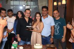 In Pics: 'जनहित में जारी' की टीम के साथ नुसरत भरूचा ने मनाया जन्मदिन, सामने आईं ये तस्वीरें