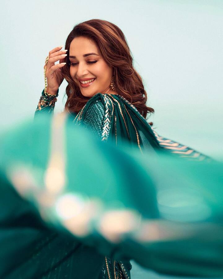 बॉलीवुड दिवा माधुरी दीक्षित नेचुरल-फिनिश लिक्विड फाउंडेशन का उपयोग करके अपने हर लुक में चार चांद लगा देती हैं. एक्ट्रेस हर बार काफी बेहतरीन तरीके से लिक्विड फाउंडेशन लगाती हैं.