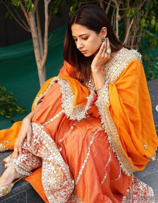 ਆਰੇਂਜ ਸੂਟ 'ਚ Sargun Mehta ਦੀਆਂ ਅਦਾਵਾਂ ਨੇ ਢਾਹਿਆ ਕਹਿਰ
