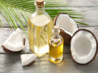 Beauty Tips : सावधान! चेहऱ्यावर खोबरेल तेल लावताय? होईल नुकसान