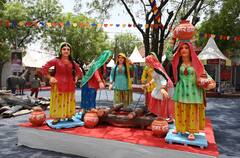 Agra Hunar Haat: आगरा में हुआ 'हुनर हाट' का आगाज, दुकानों में खरीददारी के लिए पहुंचे लोग, देखें एक झलक