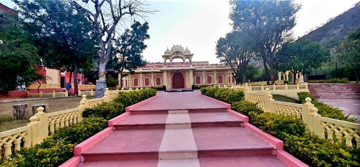 जून के बीच में म्यूजियम का पहला फेज खुलेगा. दूसरा फेज अगले साल खुलेगा, जिसमें विजिटर्स के लिए लाइव माईस का सैटअप होगा. इसमें विजिटर्स लिफ्ट से माइन में उतरेंगे और बाहर निकलने पर चुनिंदा सैलानियों को सेमी प्रिशियस स्टोन भी मिलेंगे.