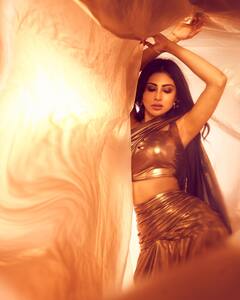 Mouni Roy : गोल्डन ड्रेसमध्ये मौनी रॉयचा जलवा, पाहा ग्लॅमरस फोटो