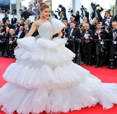 Cannes 2022 : रेड कार्पेटवर उर्वशी रौतेलाचं पदार्पण, रफल गाऊनमध्ये दिसतेय परी