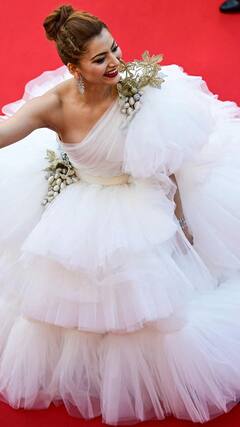 Urvashi Rautela Cannes 2022: ਕਾਨਸ ਫਿਲਮ ਫੈਸਟੀਵਲ ਦੌਰਾਨ ਵ੍ਹਾਈਟ ਰਫਲ ਗਾਊਨ 'ਚ ਉਰਵਸ਼ੀ ਰੌਤੇਲਾ ਦਾ ਦਿਲਕਸ਼ ਅੰਦਾਜ਼